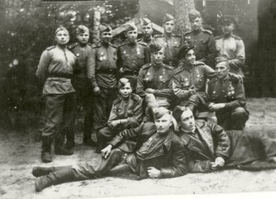 Средний ряд, справа: первый- Герой Советского Союза Басков Михаил Николаевич, третий- Шумилов А.И.
