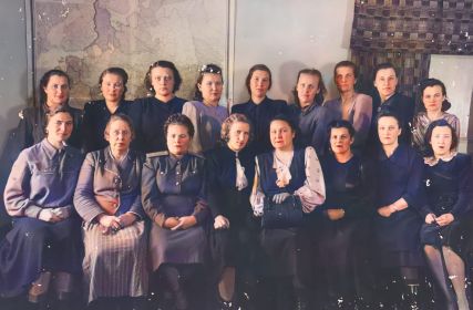 Клычева Р.П в центре, 4-ая слева, женщины-работники Севводстроя.