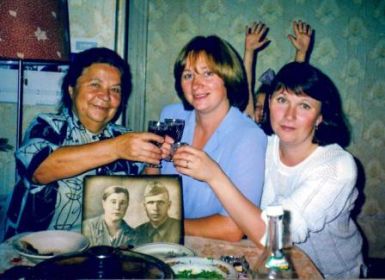 Анна Павловна Захарова с дочерью Еленой и племянницей Татьяной вспоминают родителей, бабушку Татьяну и деда Павла