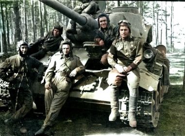 Первый слева- командир батальона Коц Д.П., первый справа- командир танкового взвода Круглов Г.И., второй- Шаронов А.П.