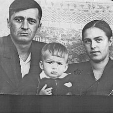 Гонсиоровские Эдуард Эдмундович, его жена Раиса Ивановна и сын Сергей.