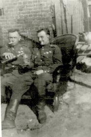 слева- Маслюков А.И., Коц Д.П.- командир 18 отд.гв.мотоциклетного батальна. Празднование Победы.