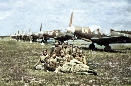 Лётчики и техники у самолётов аэрокобра Р-39