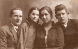 Демины: Николай Николаевич, дочь  Нина, жена Любовь Петровна, сын Евгений