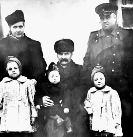 Макаровы Алексей с Наташей на руках, Петр и Тася, Света и Оля