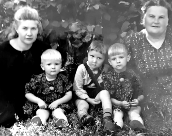 Соколова Степанида, ее дочери  Ольга и Света, сын Макарова Федора Александр и жена Александра.