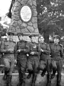 Рудой Василий с однополчанами. г.Скол июль 1948г