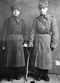 Рудой Василий справа с командиром. 1949г
