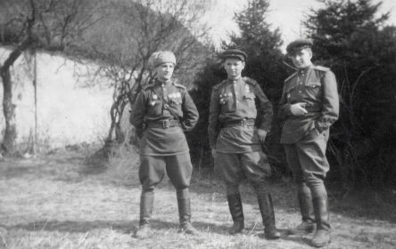 Справа- Спиридонов Н.В., Тиньков Н.С., Коц Д.П. 01 апреля 1945г.