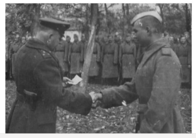 Вручение Ордена Отечественной войны II степени перед строем однополчан 2 октября 1944 г.