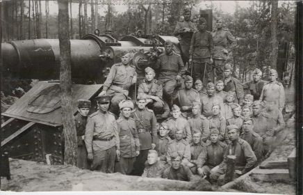 322 дивизион после  боев за Берлин (на площадке с ключом мой отец Смирнов Ф Ф - орудийный мастер