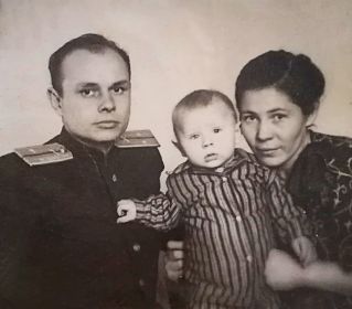С женой Томарой и сыном Виктором.