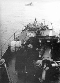 Тренировка артиллерийского расчёта эсминца. У моряков каски английского образца.