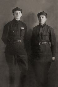 Мельник Тимофей Ануфриевич (справа) с боевым товарищем. Фото 17-II-1942 года.
