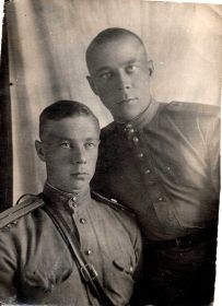 Фото с братом, Владимиром, сделанное в блокадном Ленинграде зимой 1943 года.