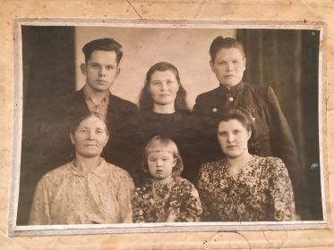 Иван с женой Акулиной и ее родственниками