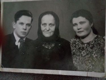 Брат Иван, мама Евдокия Михайловна, жена брата Акулина Егоровна.