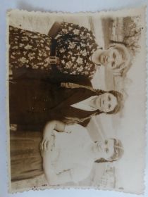 дочери Ольга и Зинаида с подругой, 1960