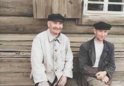 Пётр Иванович Сиротин (в тёмном пиджаке, с права) и его друг . На лавочке у Дома село Белое Озеро конец 1950х