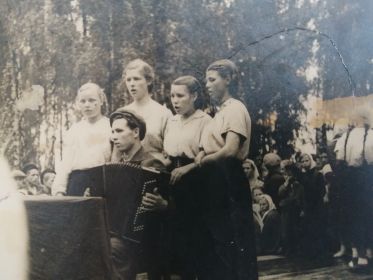 дочь Зинаида (справа), выступление в ДК д.Нетяговки