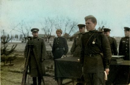Первый кавалер ордена Славы в бригаде- Лушников А.Я., позади него слева Трушкин П.И.