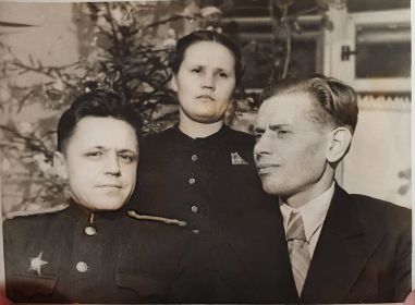 Брат Илья Владимирович(в форме), сестра Ольга Владимировна с мужем.