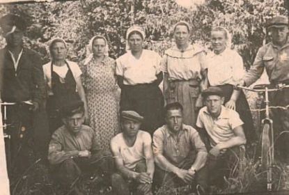 Жители деревни Чусовитиной  на сенокосе.
