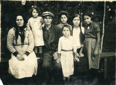 Довоенное фото Ивана Андреевича Захарова с семьей