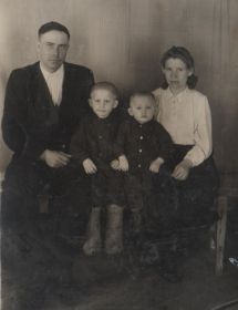 Сергей Романович с женой Марией Ивановной и сыновьями - Михаилом и Виктором