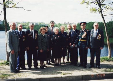 Ветераны, участники боёв за РЖЕВ. 9 мая 2000г. Соболев четвёртый справа.