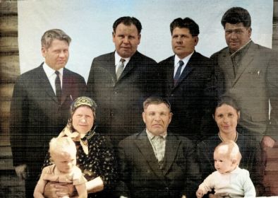 Аркадий Семенович с родителями , братьями и племянниками от младшего брата Григория.