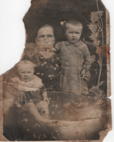 Жена Анна Ивановна с маленькими детьми Крестей и Сашей
