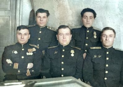 Шульгин Н.З. первый слева в нижнем ряду. Среди офицеров 5 ОДТКА.