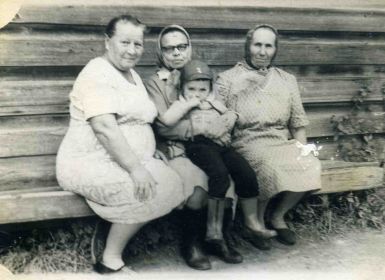 Справа сидит сестра Перцева(Серкова) А.Н. с землячками
