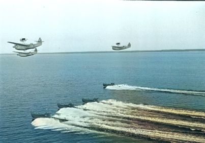 Самолеты МБР-2 сопровождают отряд торпедных катеров