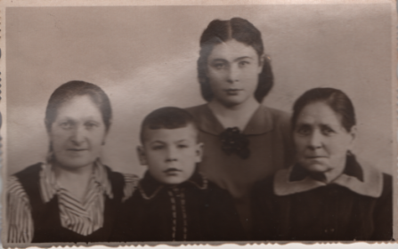Сидит справа мама Мелентьева Мария Ефимовна с родственниками