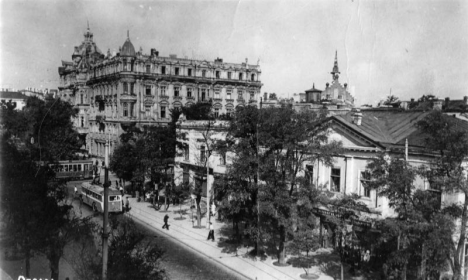 Одесса, ул. Дерибасовская, 26 (здание на фото справа).