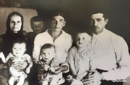 Екатерина (мать Федора), Федор с женой Варварой. Их дети: Коля (стоит), двойняшки Васенька (слева) и Витенька (справа), на руках у Федора — дочь Валя. 1950 г.