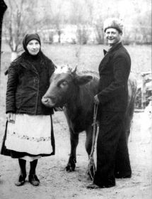 Рудь Максим с супругой Анной, во время покупки коровы, 1970-е годы