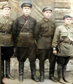 1930г., Рудь Максим (слева) с сослуживцами