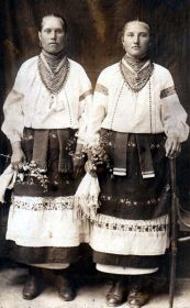 1930г., невеста Рудь максима - Анна Васильвна Иванова (справа), с подружкой