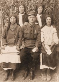 прим. 1931г., Рудь Максим с женой и 3мя сестрами