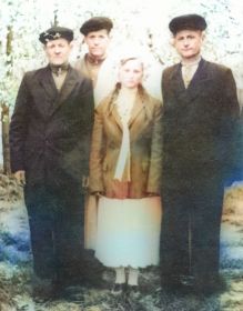 апрель 1961г., Рудь Максим (справа) на свадьбе у премянницы Полины Рудь (по мужу Московчук), с братьями - Никифором (слева) и Иваном