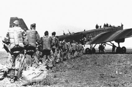 Советские парашютисты-десантники грузятся в бомбардировщик ТБ-3. 1943 год.
