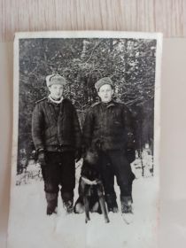 Мой дед справа. На этой фотке - вылетый мой отец. И снова с собакой!