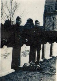 Фото могилы Дорофеева С.М.  1946 год. Справа у памятника стоит младший брат Семена - Иван, служили вместе с 1943 года.