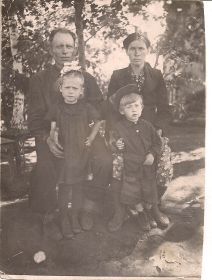 Единственная послевоенная фотография семьи Юдиных