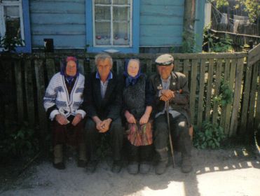 Фёдор Степанович с женой Пелагеей Викентьевной, свояченицей Лютией Викентьевной и племянником Евгением
