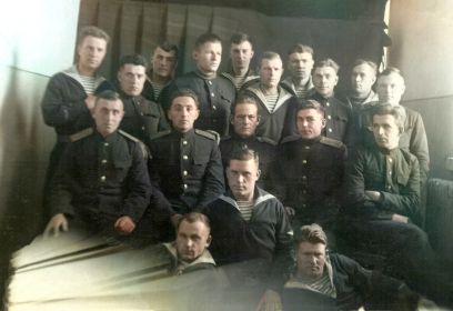 5 авиазвено 1943г. Цунаев И.К. в верхнем ряду второй слева.