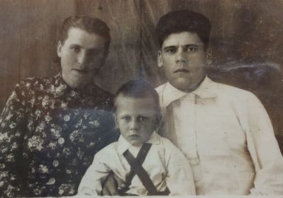 Василий Борисович с женой Верой и сыном Владимиром